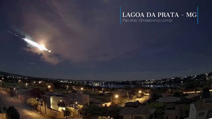 Câmeras de segurança registraram clarão de possível meteoro e testemunhas relataram tremor na região