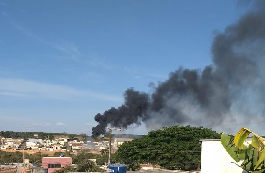 Incêndio de pneus em Itaú de Minas: uma preocupação com as consequências